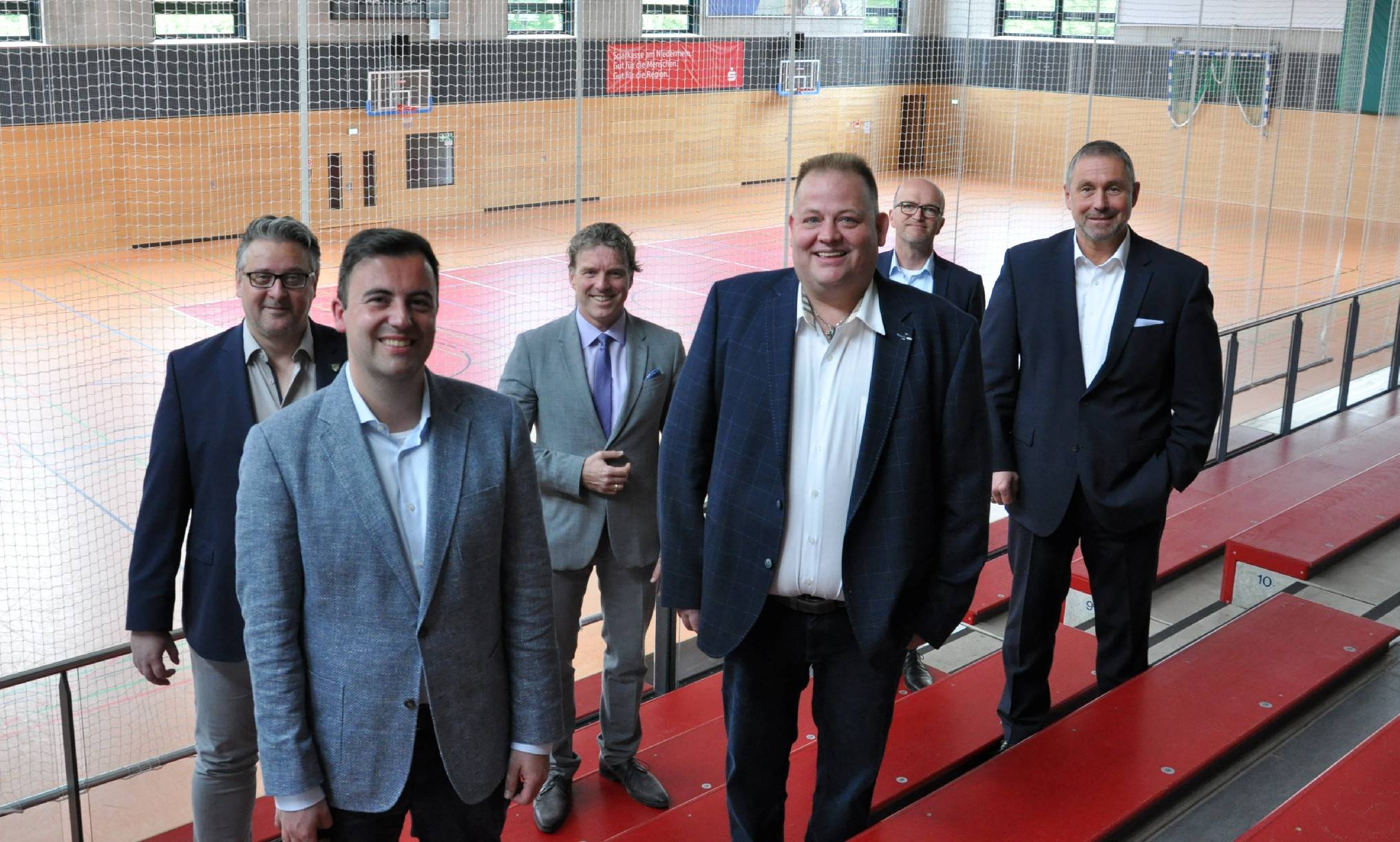 Freuen sich auf Spitzenhandball in Moers und Krefeld(von links): HSG-Gesellschafter Thomas Wirtz, Dr. Simon Krivec, 1. Vorsitzender HSG Krefeld Niederrhein, Bürgermeister Christoph Fleischhauer, HSG-Geschäftsführer André Schicks, Lutz Hormes, Geschäftsführer ENNI Sport<amp/>Bäder und Volksbank Niederrhein-Vorstandsvorsitzender Guido Lohmann,