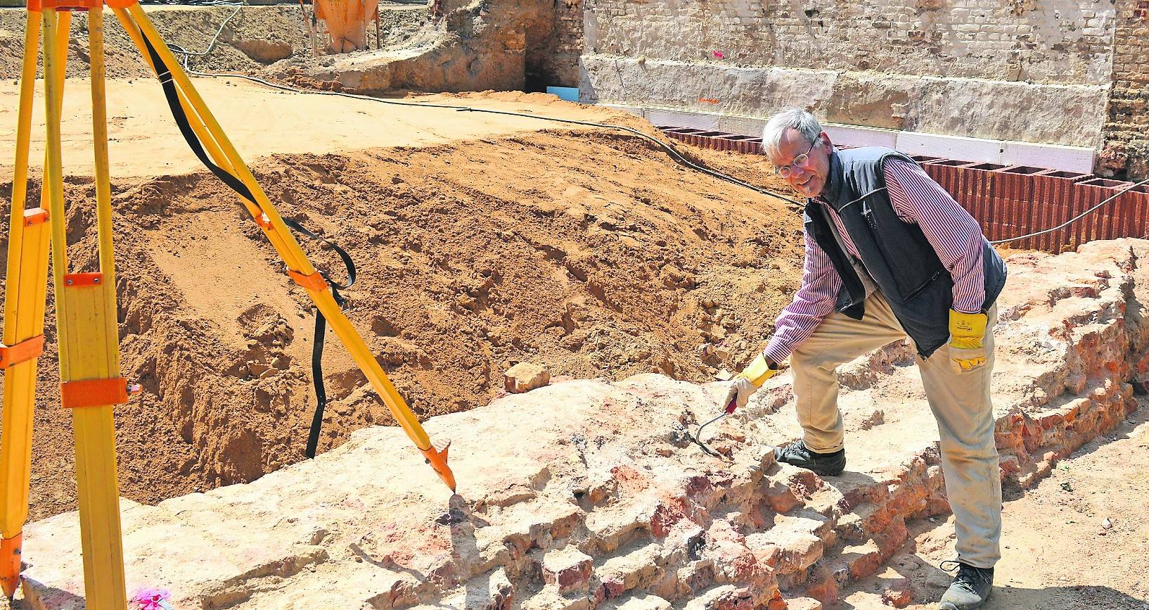 Dr. Hayo Heinrich zeigt die alten Mauern, dort wo früher das Pfarrhaus stand. Die Archäologen werden ihre Untersuchungen noch einige Zeit fortsetzen.