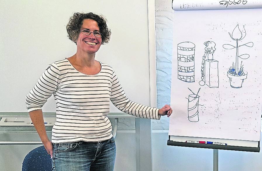  Künstlerin Michaela Kura mit Skizzen. 