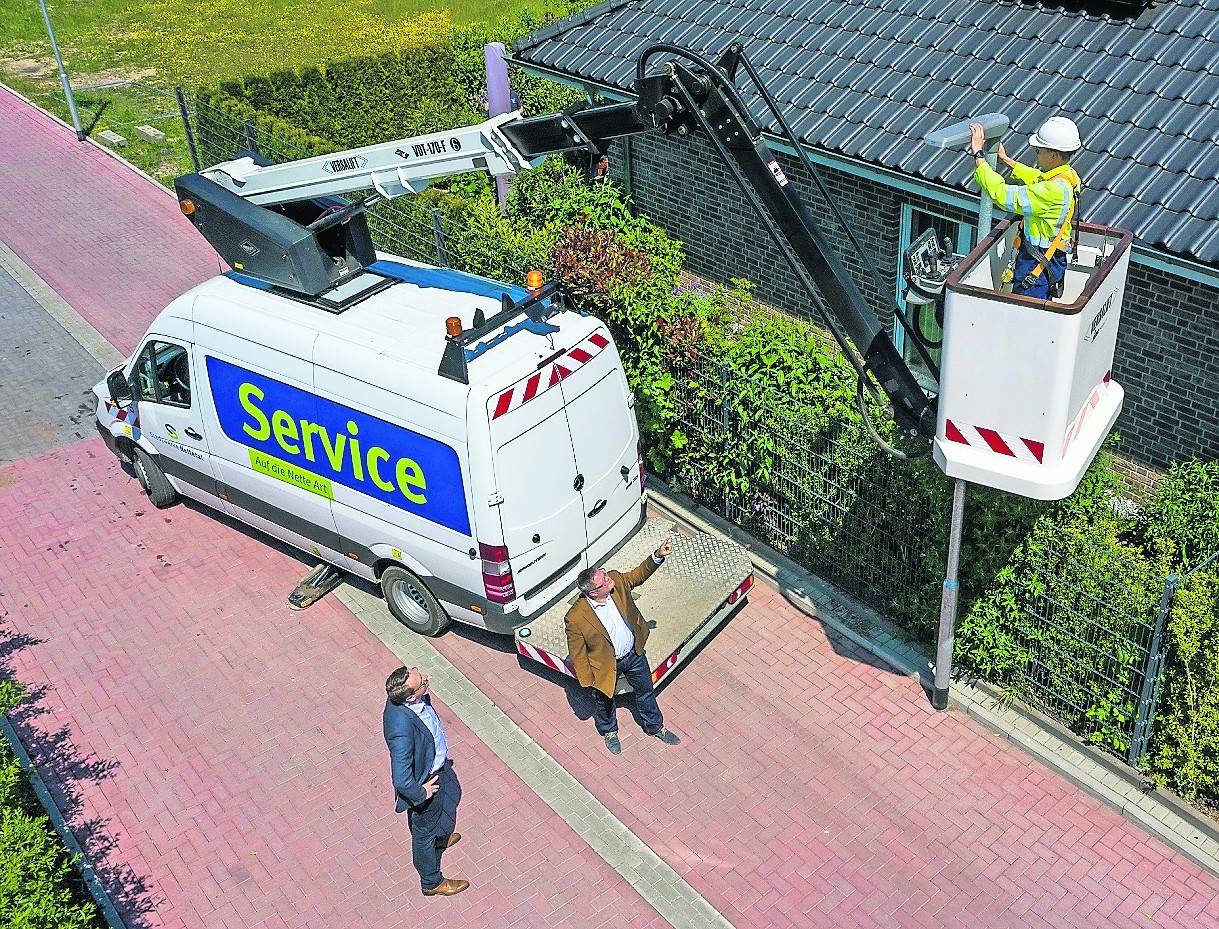 Dr. Michael Rauterkus (l.) und Harald Rothen (r.) beim Ortstermin in Lobberich. In dem Neubaugebiet wurden neue technische, insektenfreundliche Leuchten installiert.