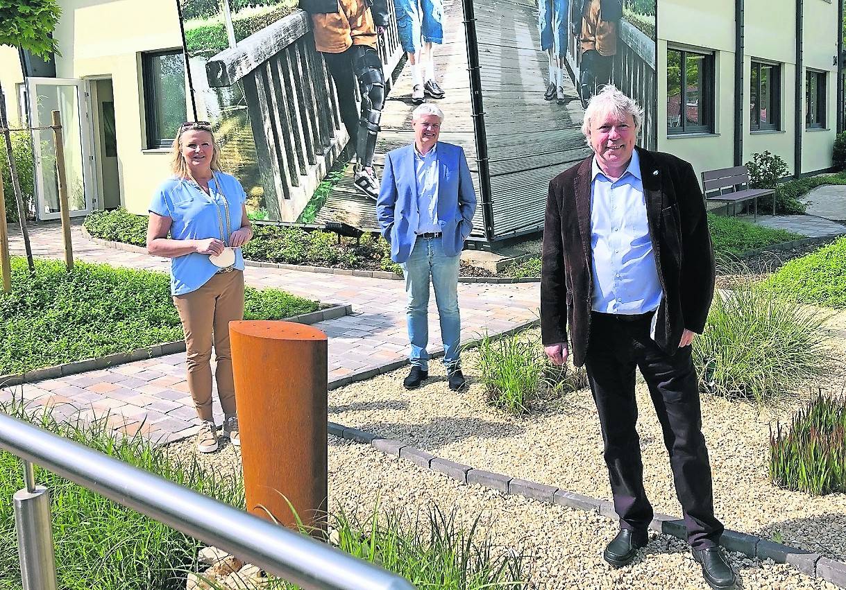 Uwe Schummer MdB (r.) war jetzt beim Unternehmen Lettermann zu Gast und sprach mit Nicole und Ralf Lettermann, Geschäftsführung Sanitätshaus Lettermann, über die Versorgung mit medizinischen Hilfsmitteln während der Corona-Krise.