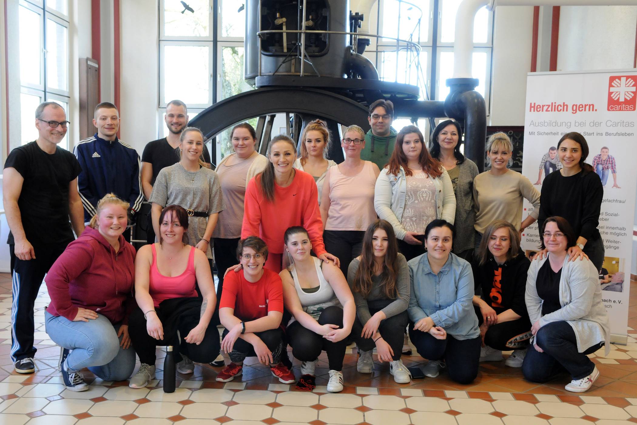  Gruppenbild mit einer 17-fachen Boxweltmeisterin: Von der Begegnung mit Ina Menzer nahmen die Auszubildenden und Praxisanleiter des Caritasverbandes viel mit. 