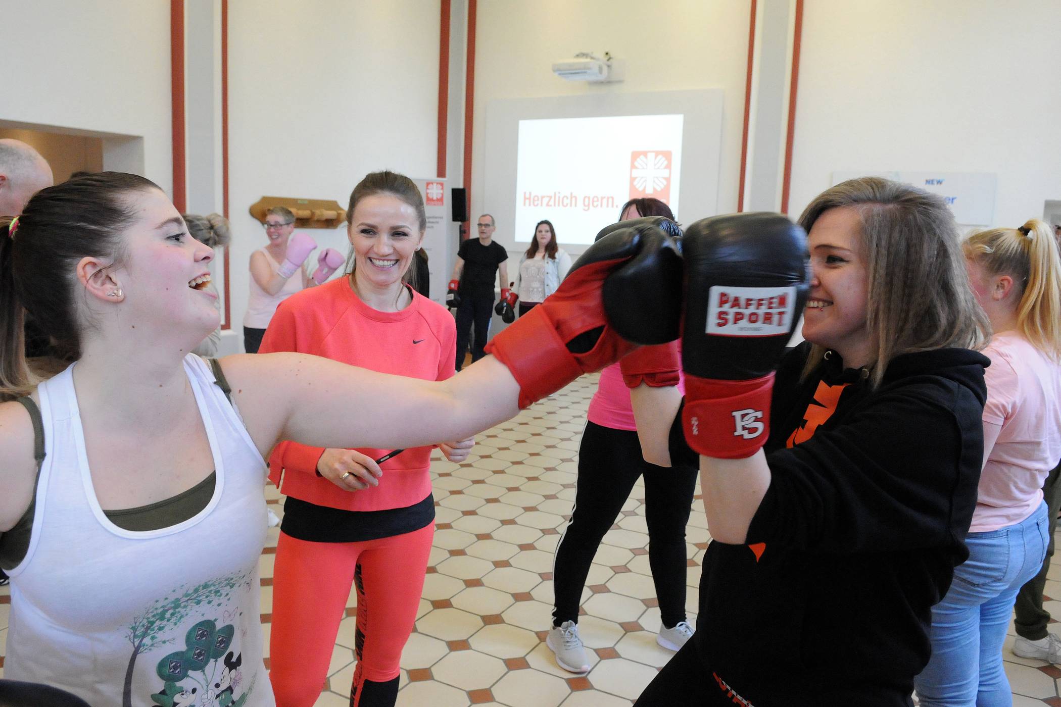  Immer auf die Abwehr achten: Mit Ina Menzer (Mitte) trainierten die Auszubildenden des Caritasverbandes die „Grundschule des Boxens“ – und hatten viel Spaß dabei. 