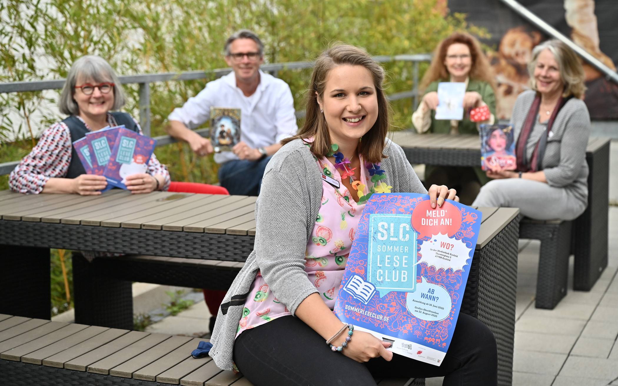 PK Sommerlesclub, Mediothek, v. lks. Evelyn Buchholtz, Mediothek, Jochen rausch, Vors. Bürgerstiftung, Annika Grote, Mediothek, Margo Erbslöh, Bürgerstiftung, Petra Düro-Förster Mediothek. Foto: Andreas Bischof