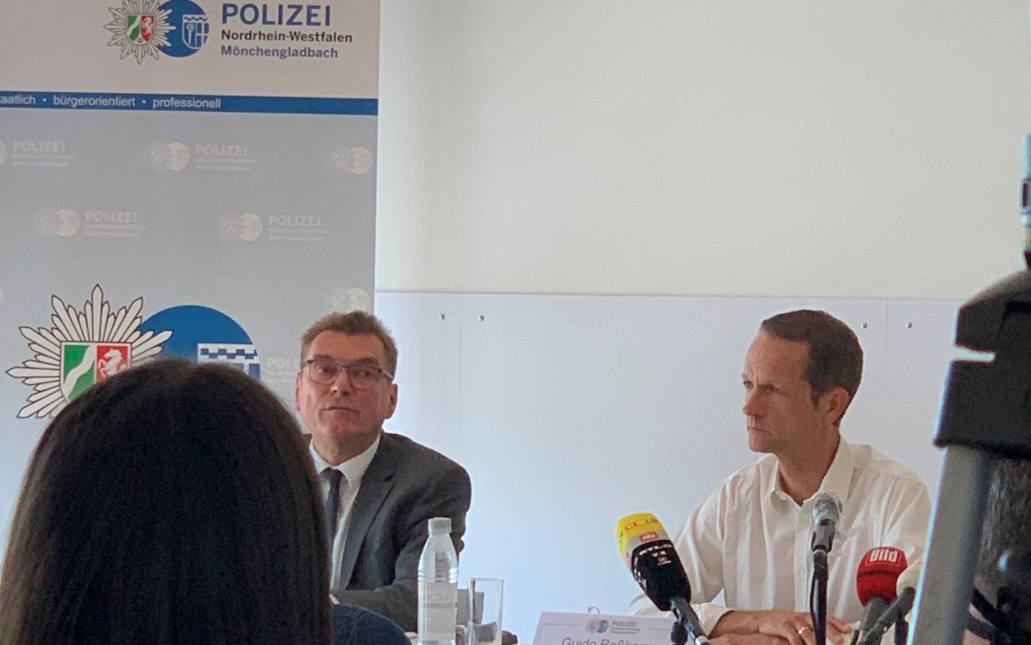 Manfred Joch, Leiter Kriminalpolizei Mönchengladbach, und Leiter der Mordkommission Guido Roßkamp informierten zum Stand der Ermittlungen.