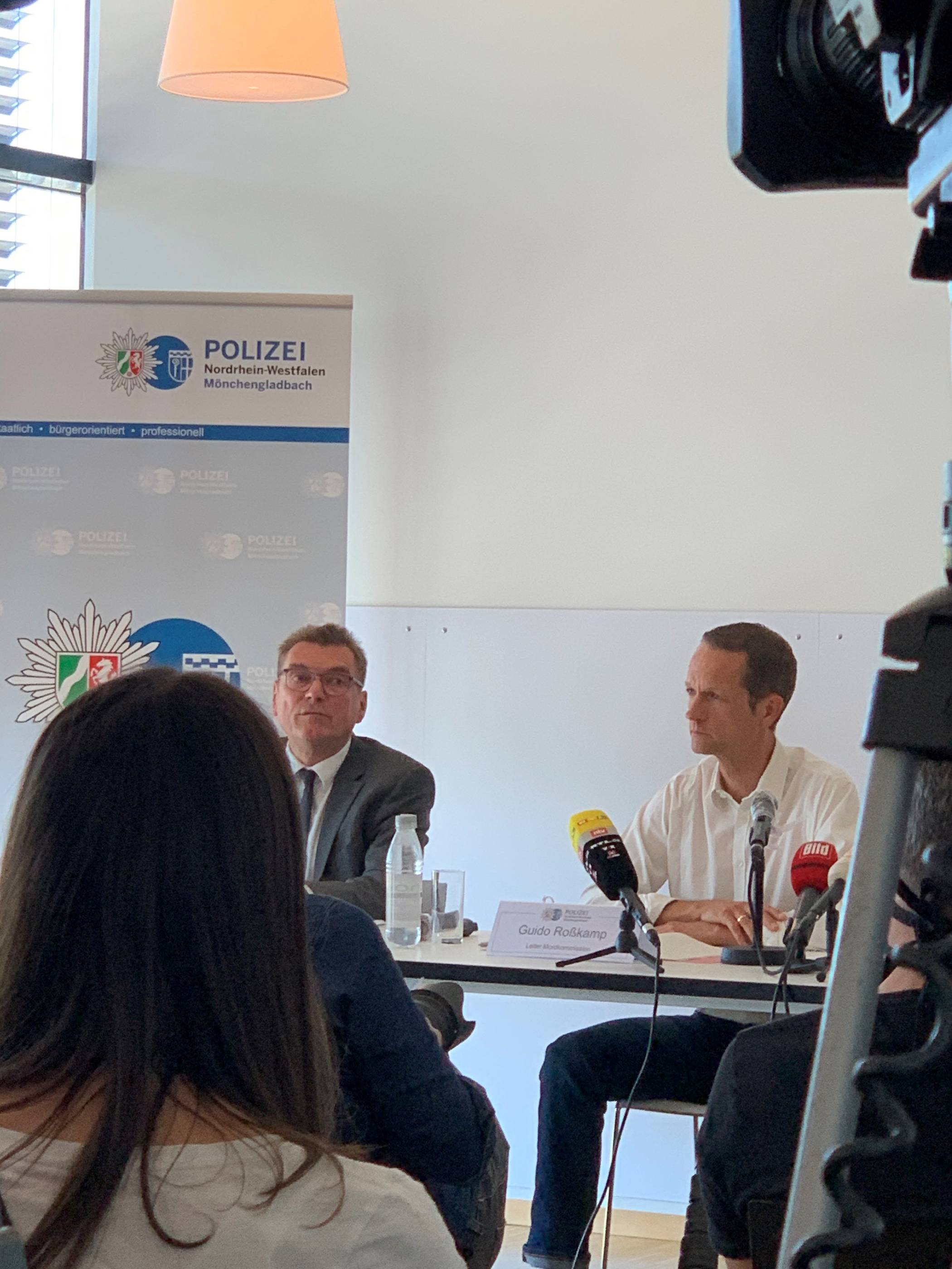  Manfred Joch (l.), Leiter Kriminalpolizei Mönchengladbach, und Leiter der Mordkommission Guido Roßkamp informierten zum Stand der Ermittlungen. 