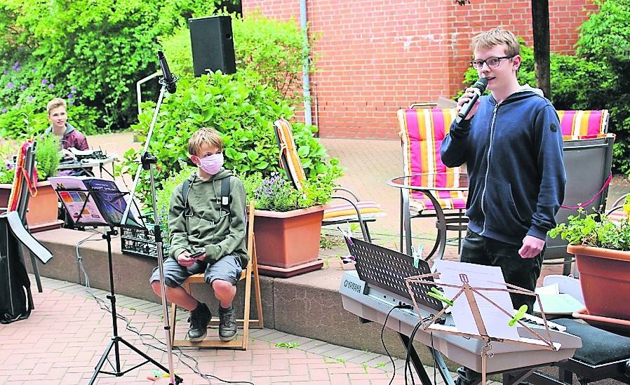 Aus dem Fenster heraus schauten die begeisterten Senioren den Jugendlichen beim Musizieren zu.