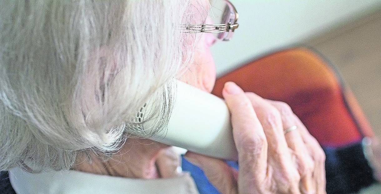 Auch telefonisch bereitet Programmbereichsleiter Alexander Ruth ältere Menschen auf den Online-Unterricht vor.