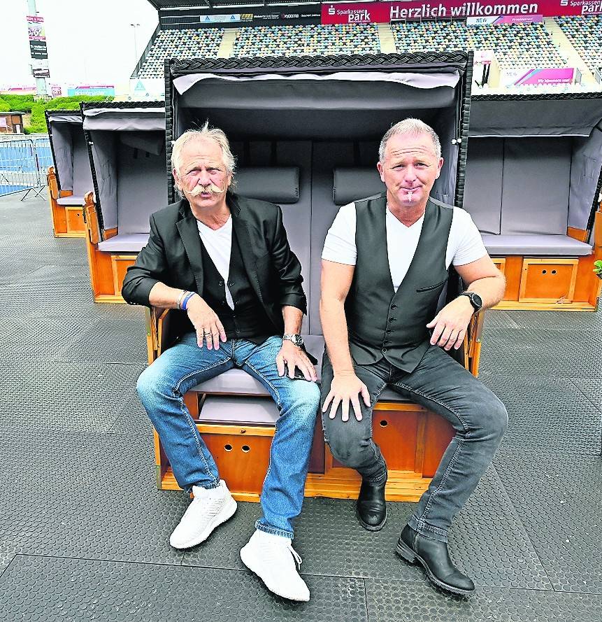 Henning Krautmacher und Micki Schläger von der Kölner Kult-Band „Höhner“ überzeugten sich vor Ort im SparkassenPark von der Strandkorb-Lösung für Open-Air-Veranstaltungen.