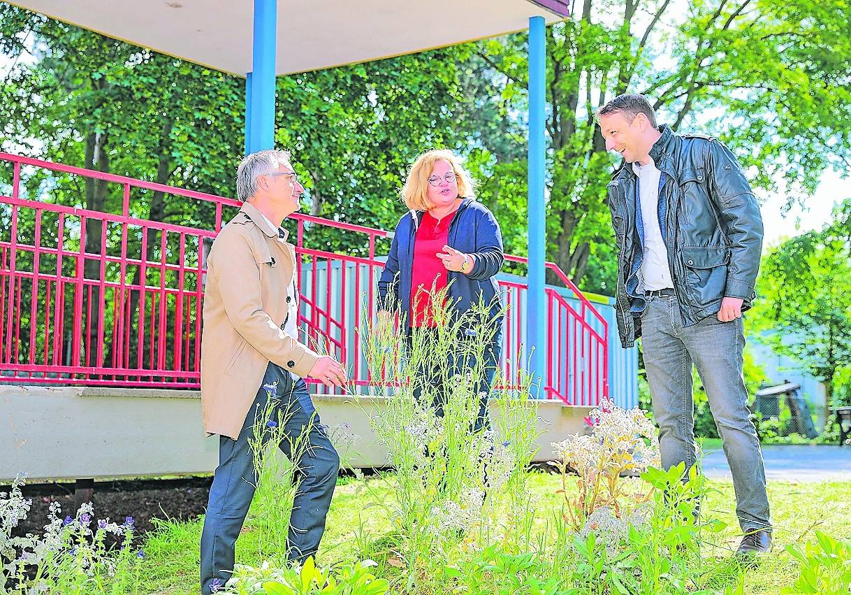 Das neue Außengelände der Geschwister-Scholl-Realschule kann sich sehen lassen. Davon überzeugten sich vor Ort (v.l.) Harald Weuthen, Fachbereichsleiter Schule und Sport, Schulleiterin Andrea Gerichhausen, und Jan Biel, Leiter mags Grünunterhaltung.