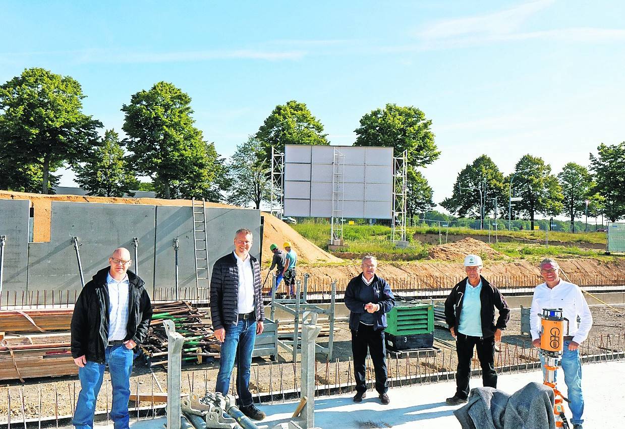 Landrat Dr. Andreas Coenen (2.v.l.), Jörg Papenkort (l.), Abteilungsleiter Gebäudemanagement des Kreises Viersen, Eugen Solbach (Mitte), Firmenchef der Viersener Firmengruppe Solbach, Projektleiter Pascal Derks (r.) sowie Polier Klaus Schloßarck an der Baustelle des Kreisarchivs am Ransberg in Viersen.