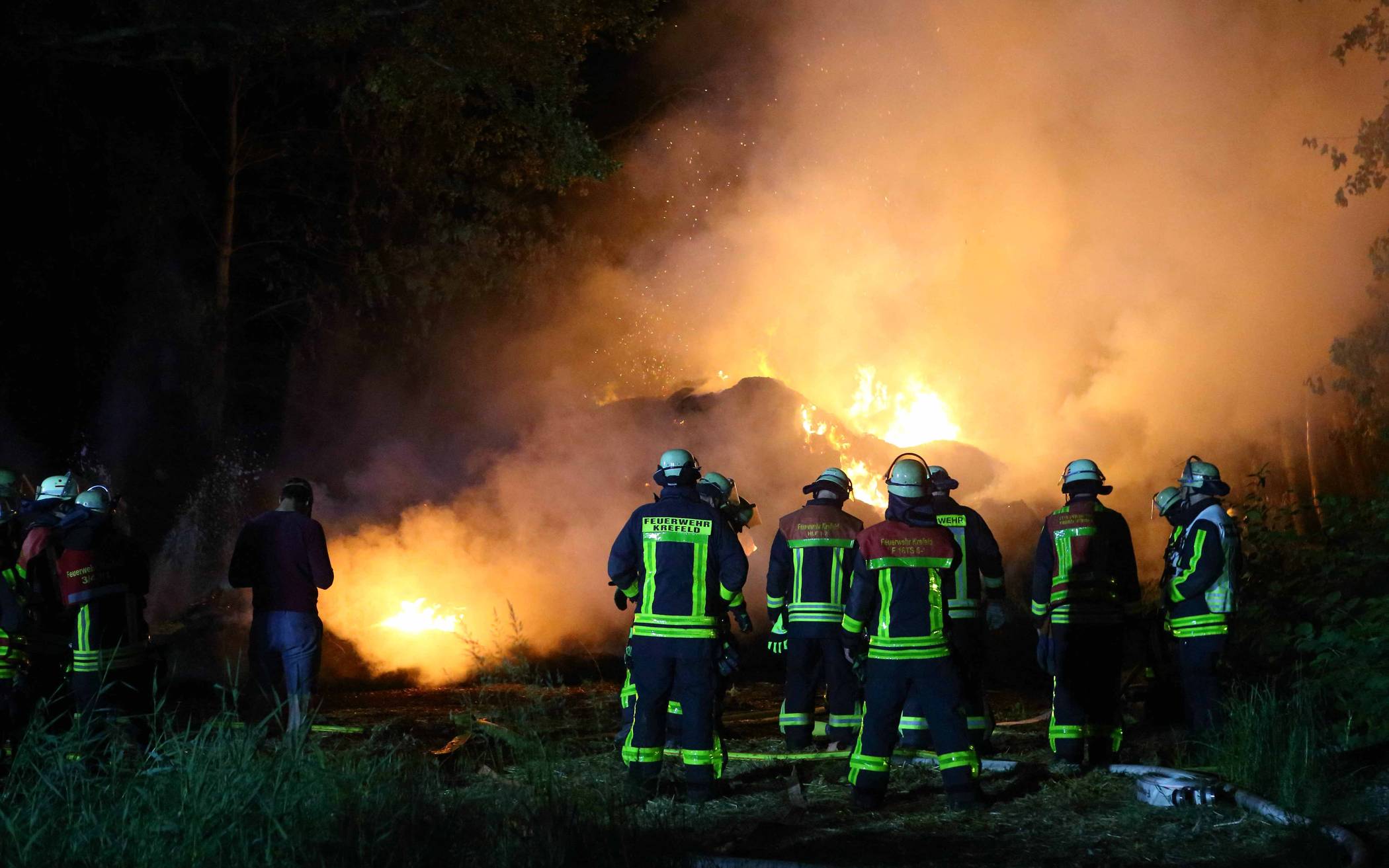 Strohballen-Brand am Boomdyk: Feuerwehr schützt den Wald
