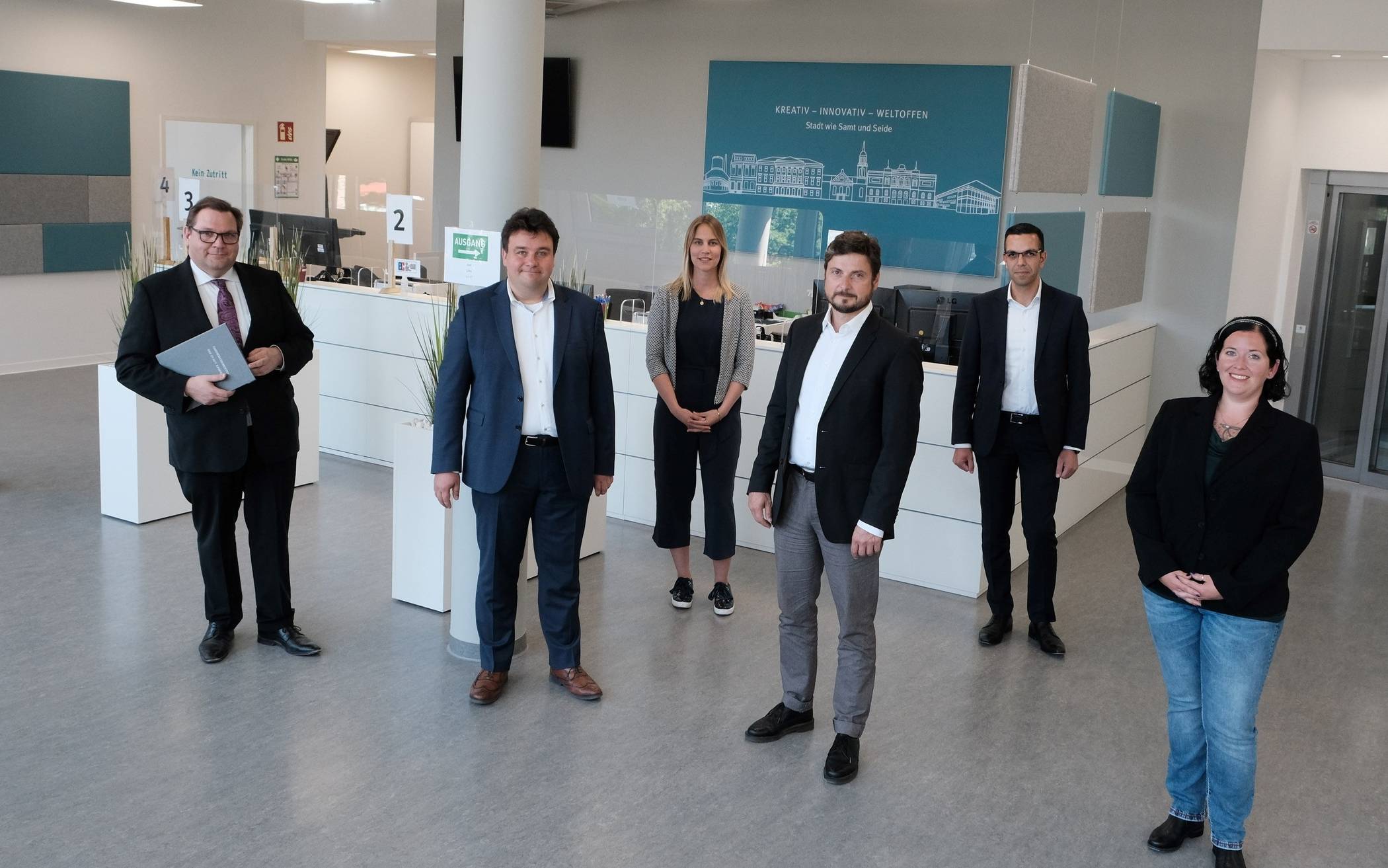 Das neue Servicecenter des Fachbereichs Migration und Integration wurde eröffnet (v.l.) von Oberbürgermeister Frank Meyer, Mitarbeiterin Julia Hesse, Dezernent Markus Schön, Fachbereichleiter Andreas Pamp, Rachid Jaghou (Betriebsleiter Zentrales Gebäudemanagement) und Mitarbeiterin Katharina Borth. Foto: Stadt Krefeld