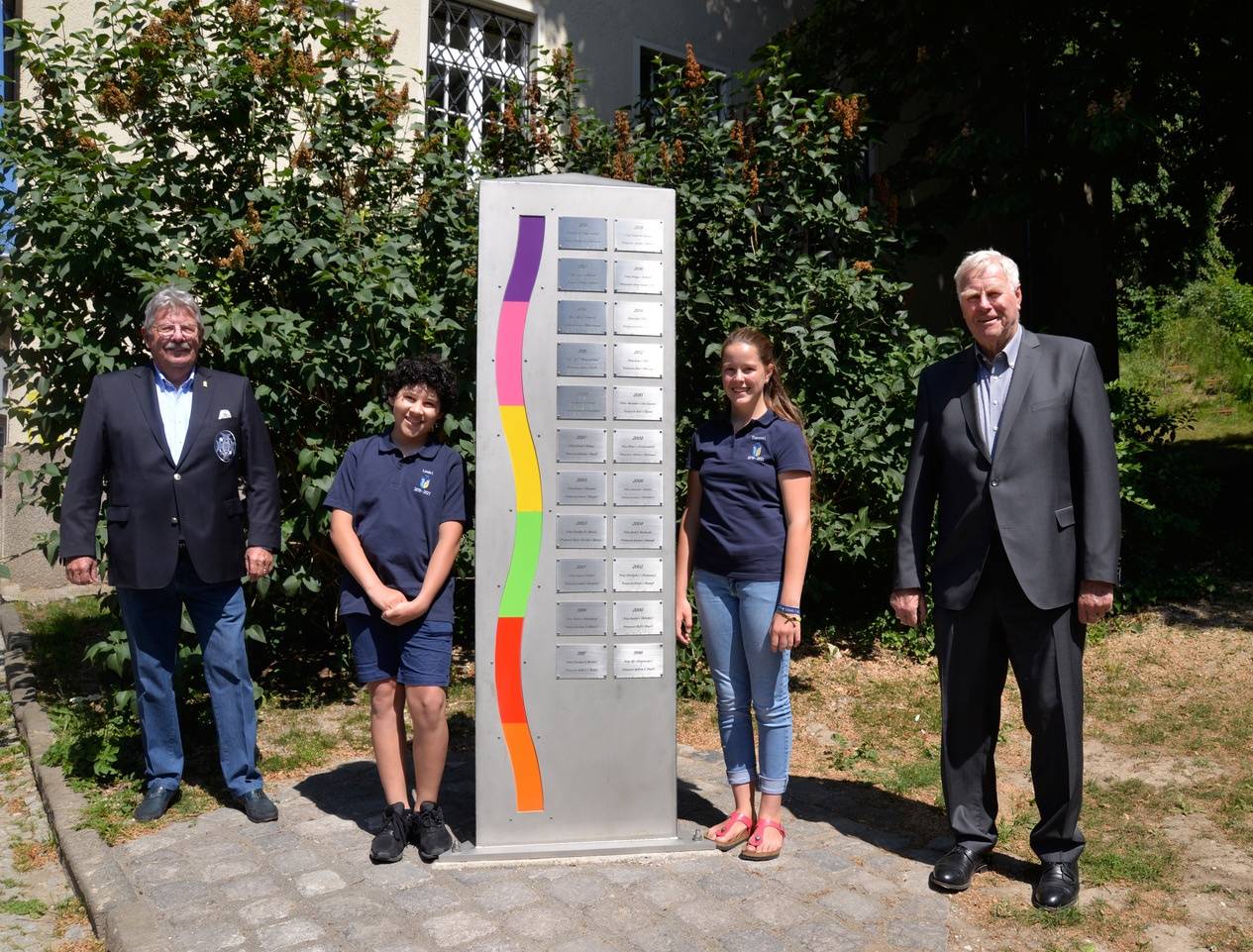 Am Freitag wurde die Säule aufgestellt. Das Foto zeigt (v.l.) den MKV-Vorsitzenden Gert Kartheuser, Kinderprinz Louis Kemp da Silva, Kinderprinzessin Theresa Schlebach und den MKV-Ehrenvorsitzenden und Säulenstifter Bernd Gothe.