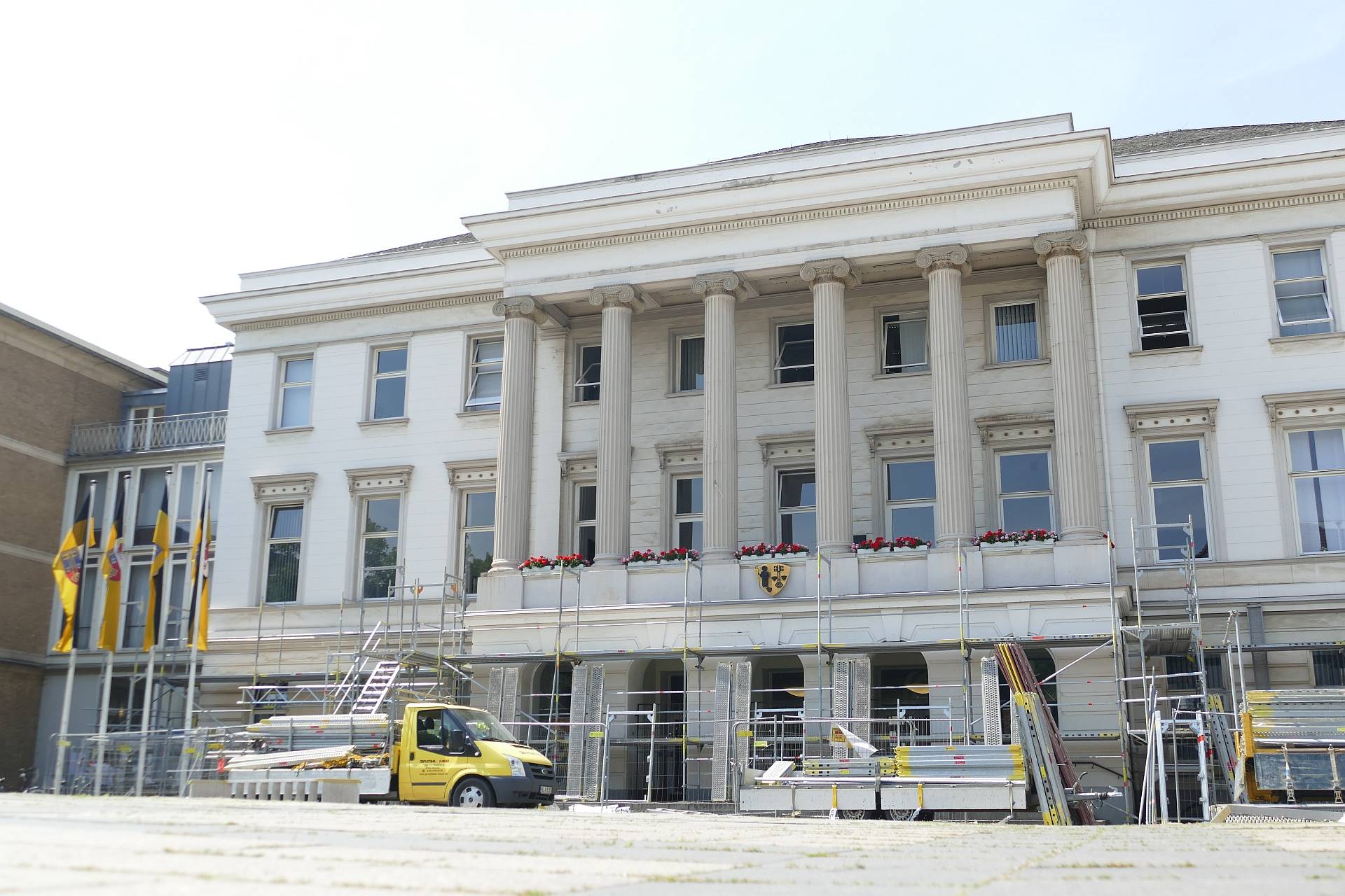 Einrüsten hat begonnen: Krefelder Rathaus wird saniert