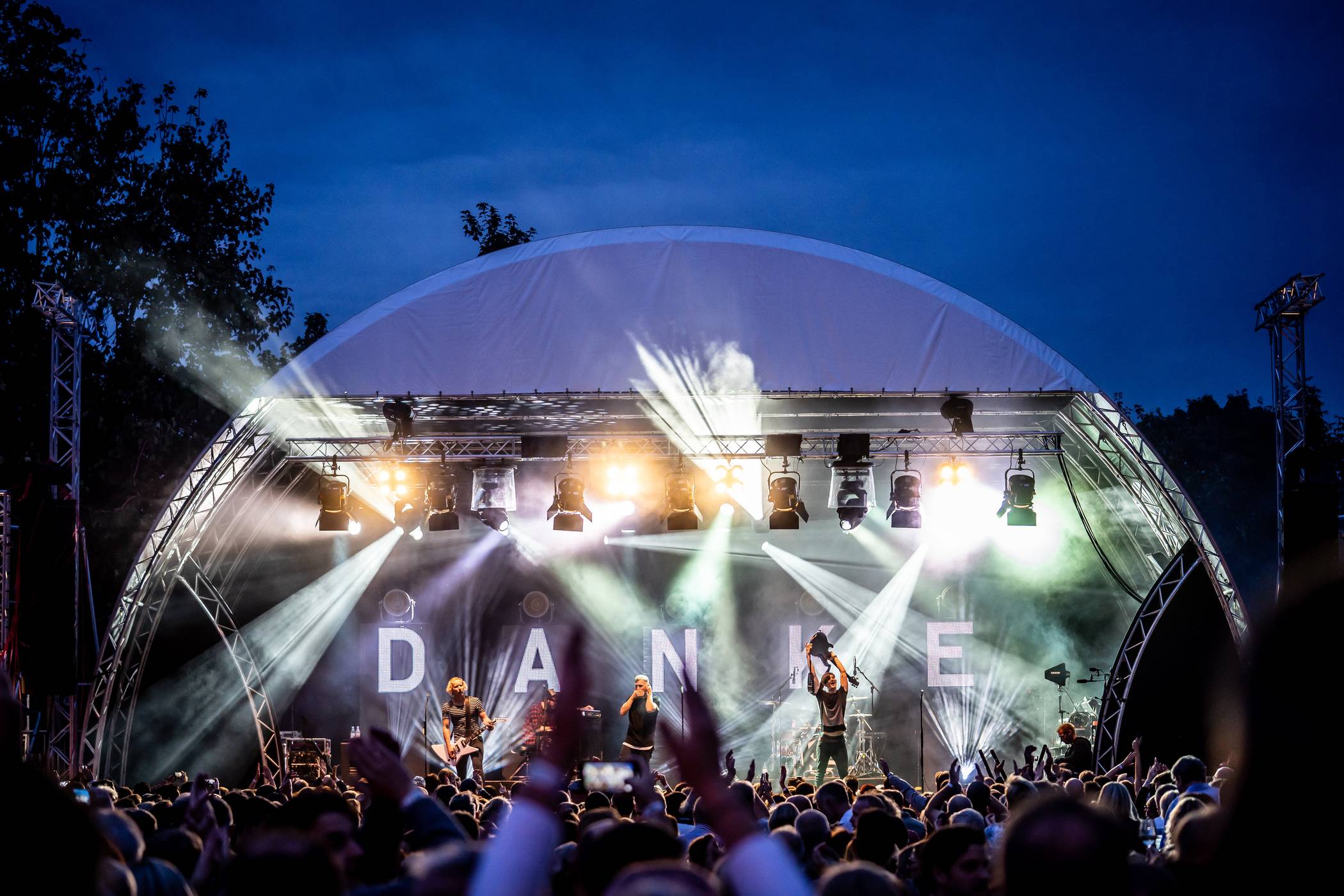  Christian Pape sagt „danke“: Binnen Rekordzeit war die nächste Auflage seines Kult-Events „Pape grillt“ ausverkauft. 2021 spielt Max Giesinger im Garten des Beecker Humoristen. 