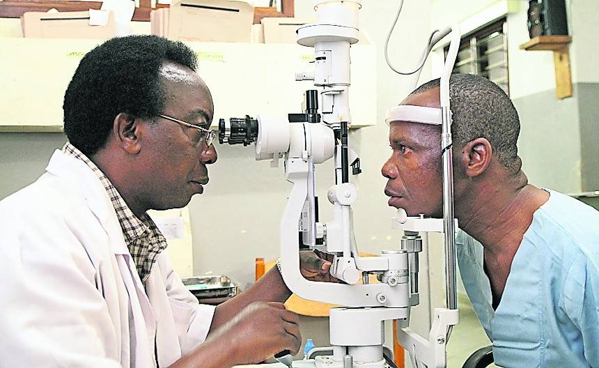 Mazaga Mahorosho aus Tansania (rechts) hatte grauen Star und kann dank der Hilfe des vom CBM-geförderten CCBRT-Krankenhauses in Daressalam wieder sehen.