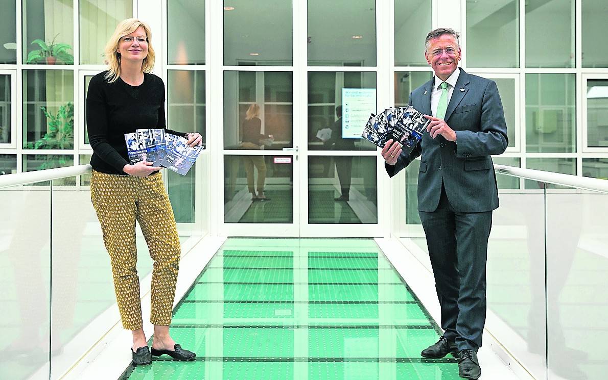  Landrat Hans-Jürgen Petrauschke und Claudia Trampen von der Kommunalen Koordinierungsstelle präsentieren die neue Broschüre. 