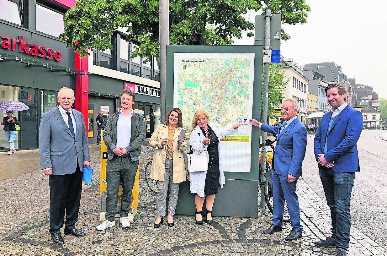 Führten der Presse die neue App vor: Peter Schlipköter, Geschäftsführer MGMG, Jerome Güls von YONA, Alice Welters-Dahmen, MGMG, Monika Agata-Linke, MGMG, Michael Schroeren, Aufsichtsratsvorsitzender MGMG und YONA-Geschäftsführer Urs Pospischil.