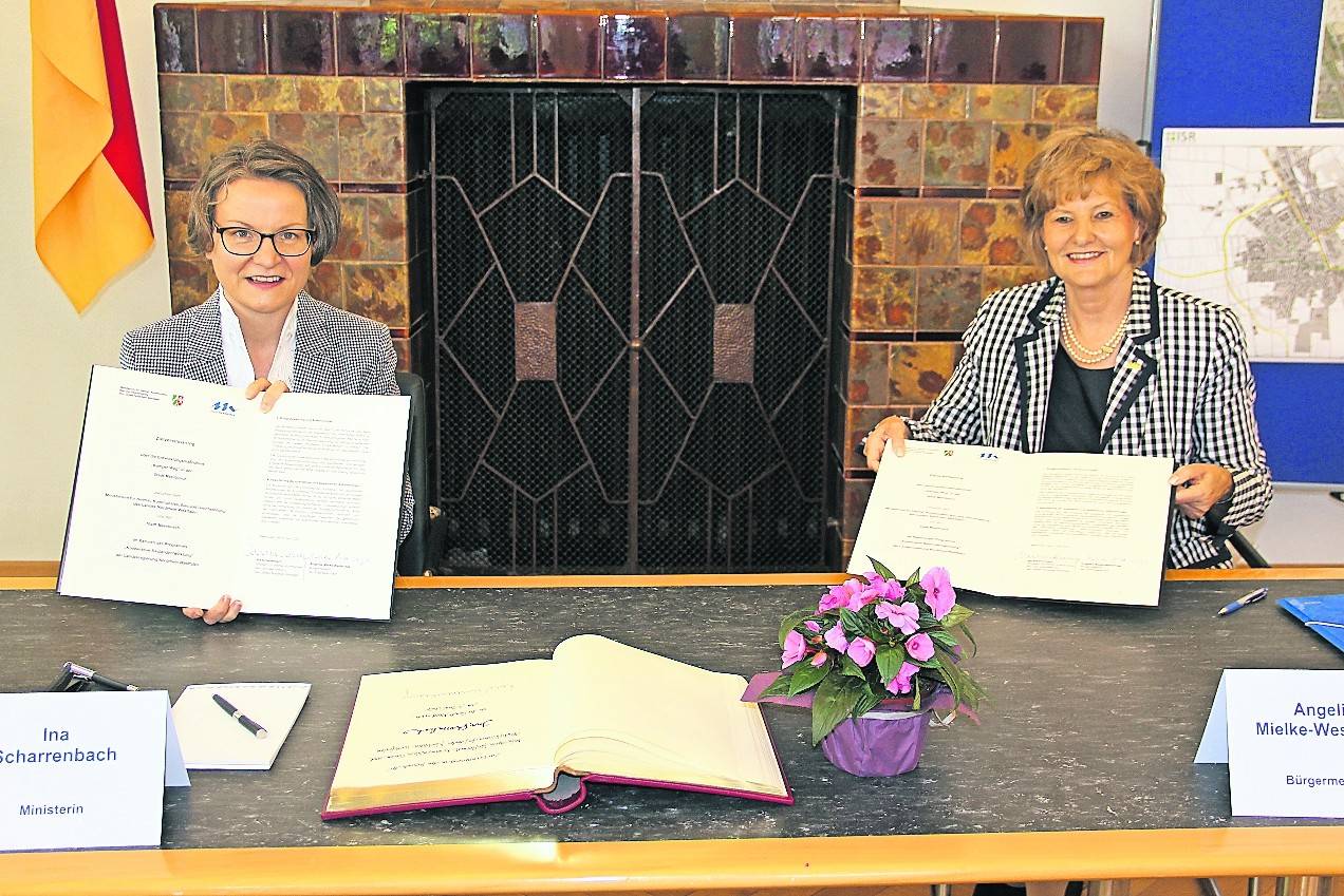 Meerbuschs Bürgermeisterin Angelika Mielke-Westerlage (r.) hat gemeinsam mit Ina Scharrenbach, Nordrhein-Westfalens Ministerin für Heimat, Kommunales, Bau und Gleichstellung, die Zielvereinbarung über die Entwicklungsmaßnahme „Kamper Weg“ unterzeichnet.