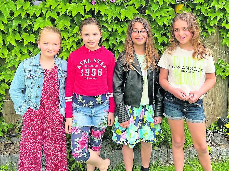 Charlotte, Adele, Lia und Lotte (v.l.) haben in ihrer Freizeit Spenden gesammelt und den Erlös dem Malteserstift St. Stephanus übergeben.