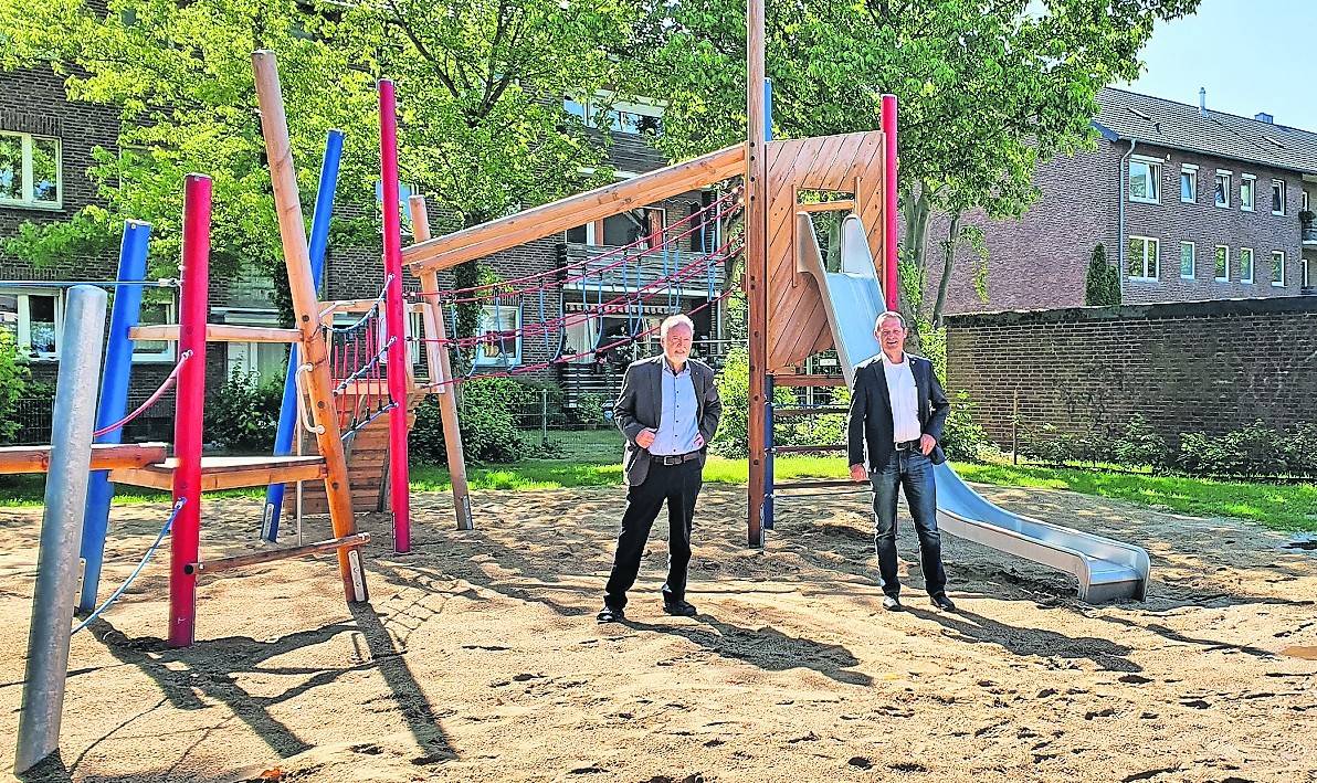  Bürgermeister Michael Pesch (r.) und der Vorsitzende des Ausschusses für Demografie und Soziales, Hermann-Josef Güldenberg, haben den neu gestalteten Spielplatz für sehr gut befunden und zum Spielen freigegeben. 