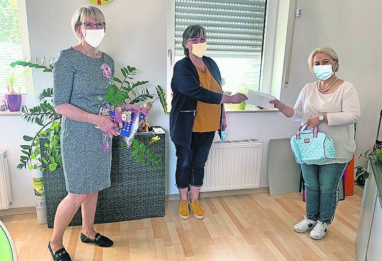 Sigrid Nolde, Leiterin des Frauenhauses Viersens (Mitte), nimmt Gutscheine für „ihre“ Frauen aus den Händen von Andrea Zaum-Schillings, Präsidentin des Zonta Clubs Viersen (r.), und Vizepräsidentin Inge Orta entgegen.