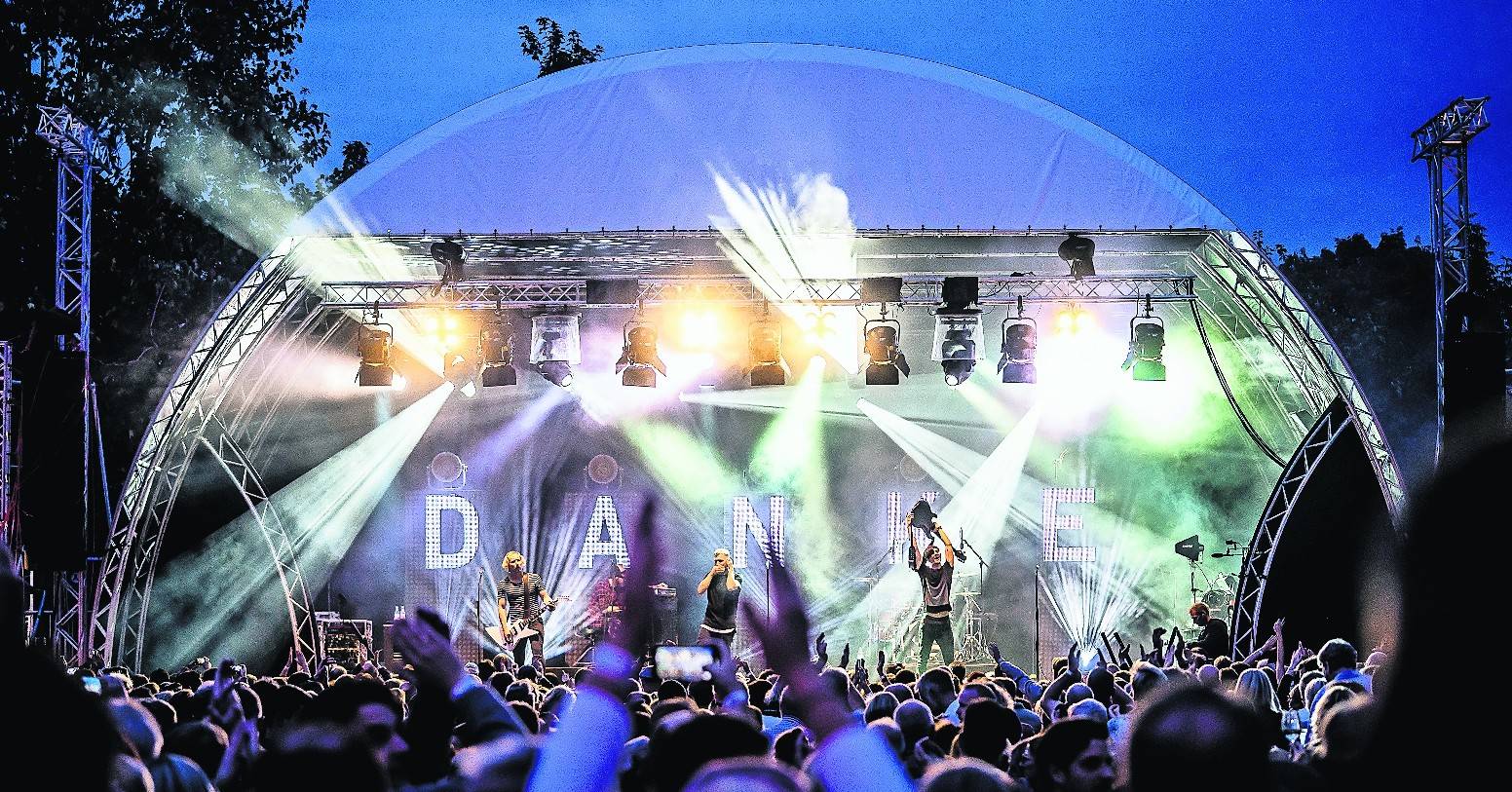 Christian Pape sagt „danke“: Binnen Rekordzeit war die nächste Auflage seines Kult-Events „Pape grillt“ ausverkauft. 2021 spielt Max Giesinger im Garten des Beecker Humoristen.