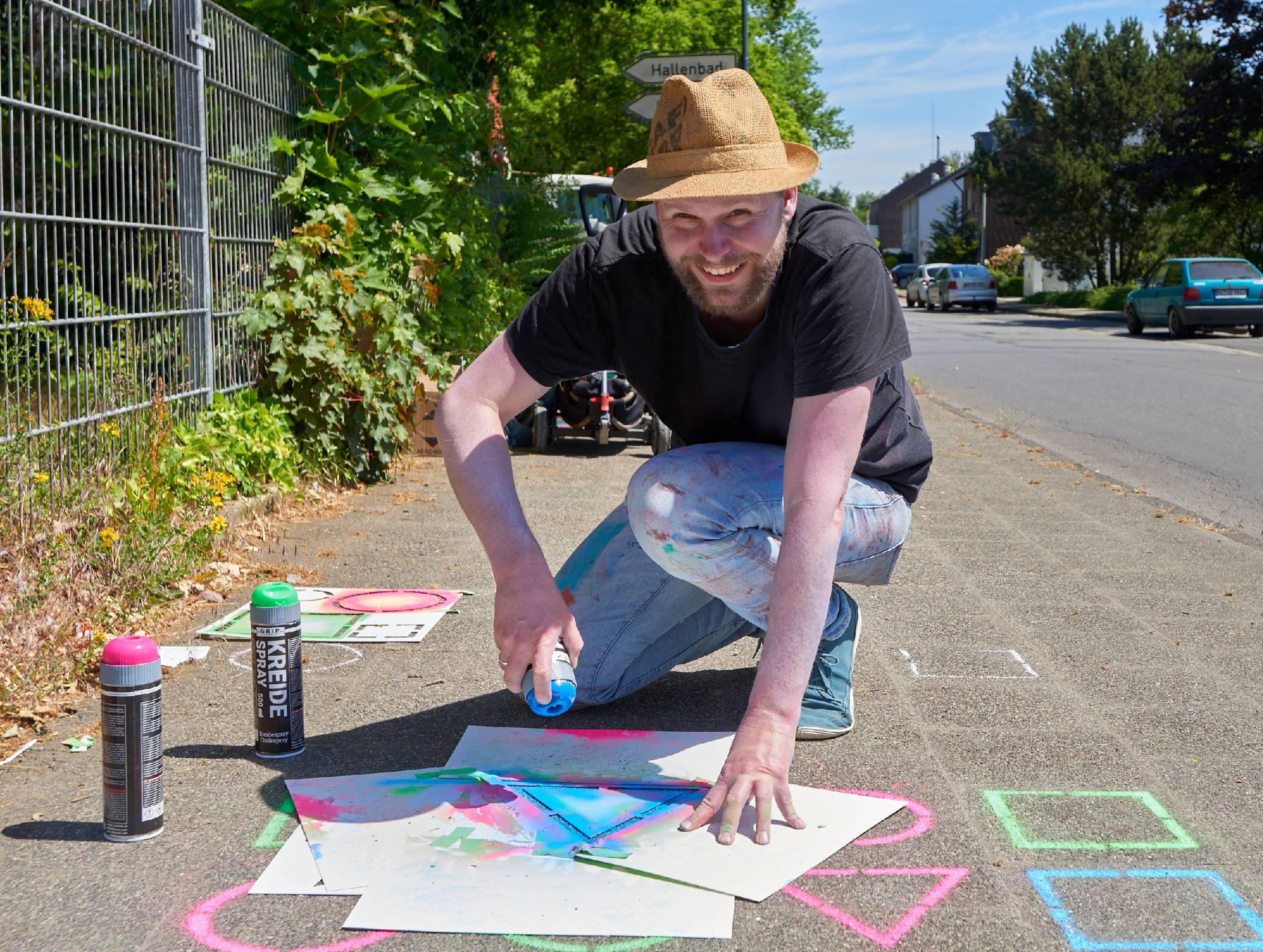  Der Künstler Norbert Krause präsentiert die Aktionsbox „Spielweg“. 