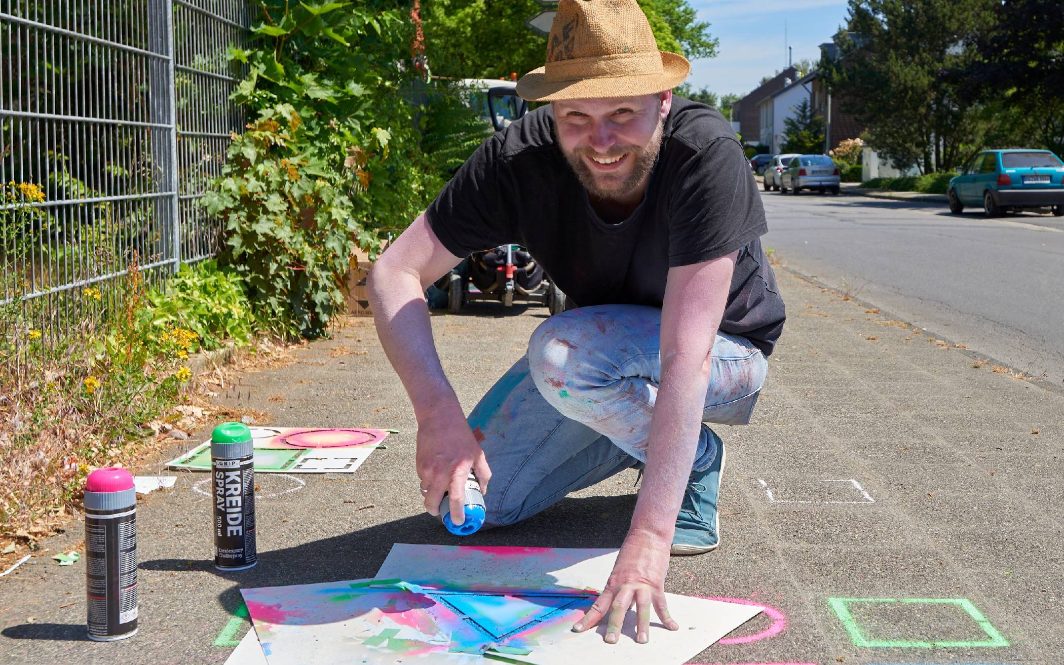 Der Künstler Norbert Krause präsentiert die Aktionsbox „Spielweg“.
