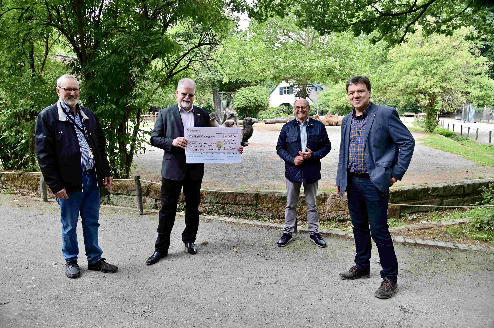  Scheckübergabe am Krefelder Zoo: Bruno Hensel (2.v.l.) übergibt den symbolischen Scheck an Dietmar Schörner (l.) und Friedrich R. Berlemann (2.v.r.) von den Krefelder Zoofreunden sowie Zoodirektor Dr. Wolfgang Dreßen.  