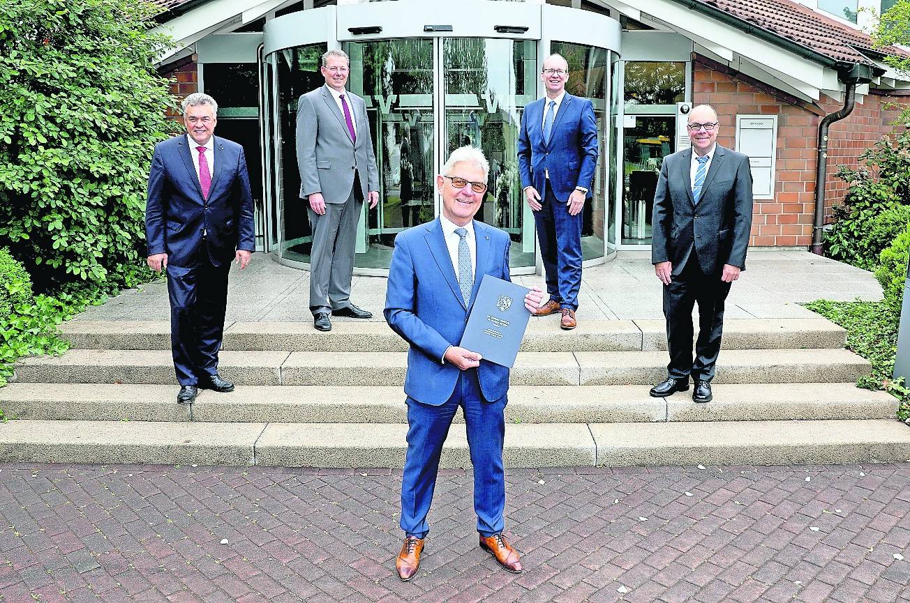  Die Volksbank Mönchengladbach und die Volksbank Meerbusch wollen fusionieren. Hier die Vorstände beider Häuser mit dem unterzeichneten Verschmelzungsvertrag. 