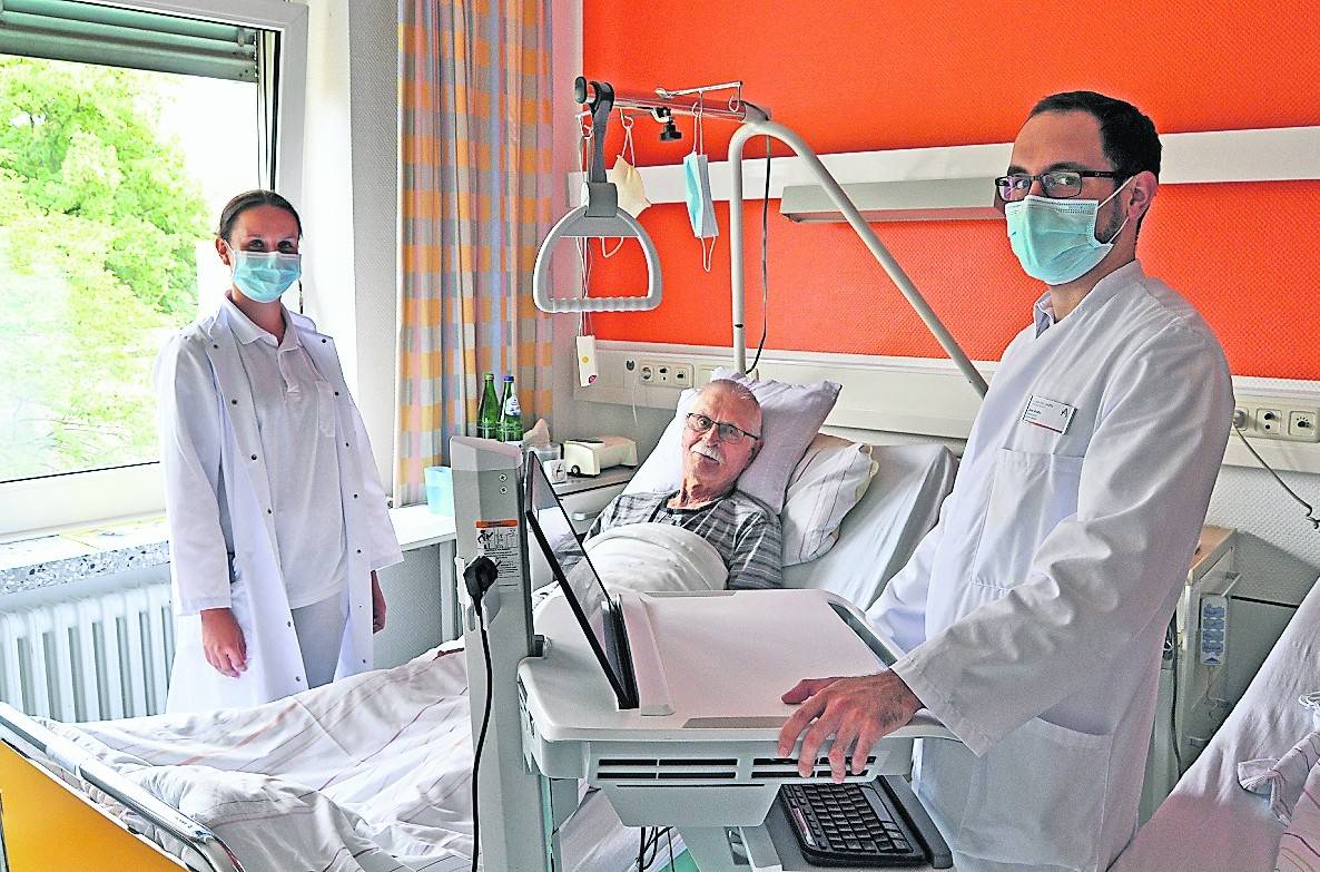  Gemeinsame Visiten gehören zum Konzept des Interdisziplinären Bauch-Zentrums: Die beiden Stationsärzte Dr. Tanja Wiesenberg von der Allgemeinchirurgie und Dr. José Manuel Aceto von der Inneren Medizin besprechen mit dem Patienten Martin Bonneß die weiteren Behandlungsschritte. 