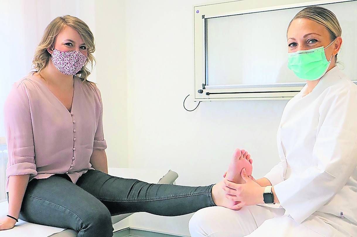 Franziska Rehberg kam eigenes zur Fuß-Operation zu Manuela Edling, der Leiterin des Bereichs Fußchirurgie an der Klinik für Orthopädie und Orthopädische Rheumatologie des St. Elisabeth-Hospitals Meerbusch-Lank, und ist mit dem Ergebnis sehr zufrieden.