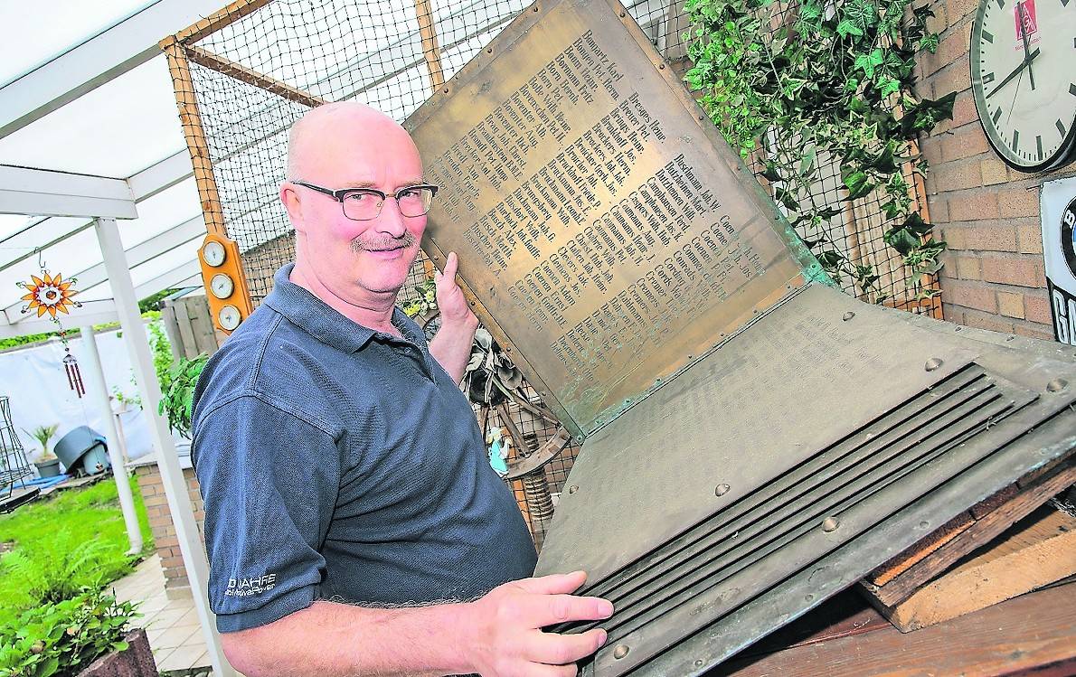  Frank Fuge mit dem kupfernen Buch der damals selbstständigen Stadt Rheydt. Auf den Messingseiten sind über 1200 Namen von Gefallenen aus dem Ersten Weltkrieg eingraviert. 