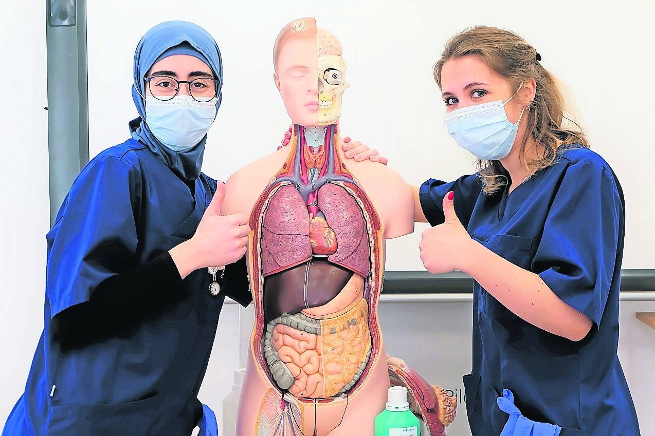 Die Krankenpflege-Schülerinnen Kübra Ot (l.) und Yana Herzha haben in den vergangenen neun Wochen corona-bedingt eine veränderte Ausbildung erlebt.