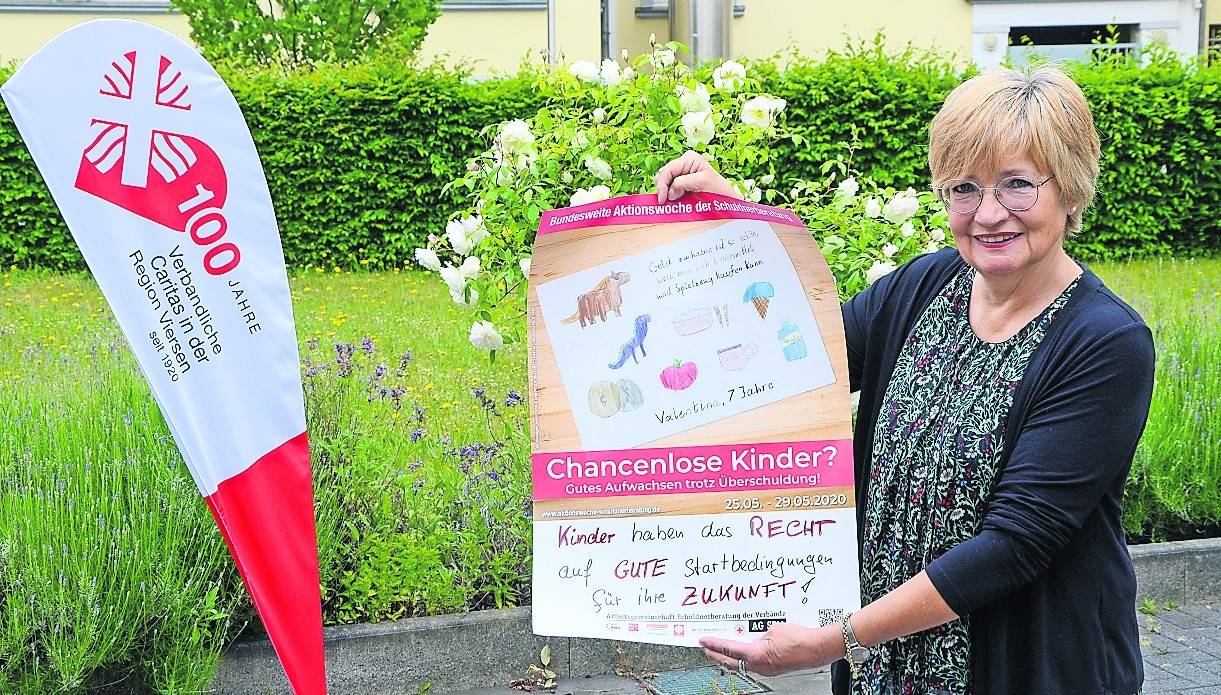 Gundi Bachem von der Schuldner- und Insolvenzberatung des regionalen Caritasverbandes fordert bessere Startbedingungen für Kinder aus überschuldeten Haushalten.