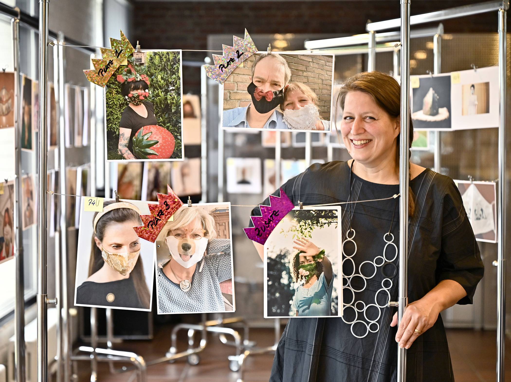  Museumsleiterin Dr. Annette Schieck stellt die Fotos der Sieger im Maskenwettbewerb vor.  