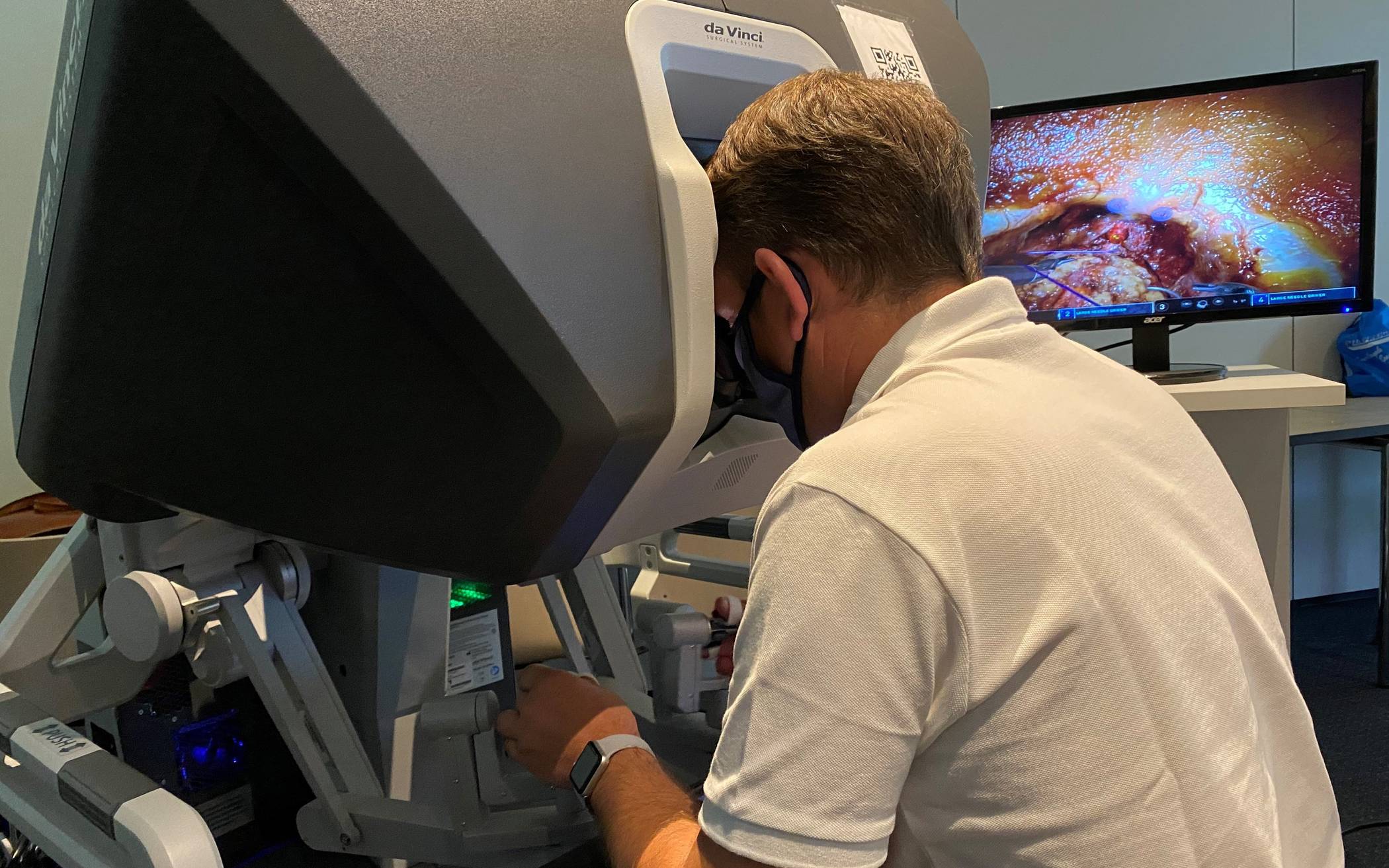  Extra-Tipp-Redaktionsleiter Jörg Zellen durfte das Da Vinci Xi-Operationssystem selbst einmal testen.    