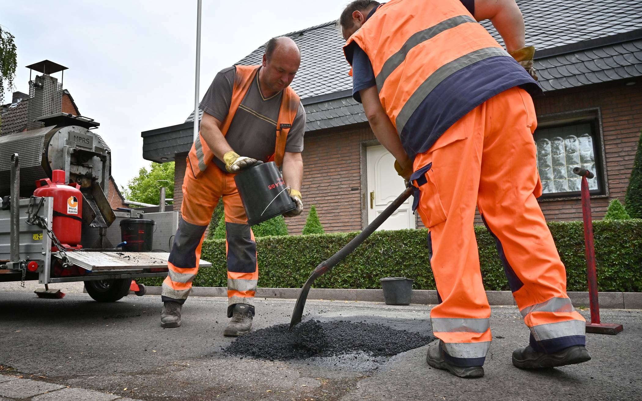  Michael Claßen und Ralf Beser sind mit der neuen Technik des „Mobile Pave Repair System“ auf Krefelds Straßen unterwegs (hier im Oldenburger Weg). Foto: Stadt Krefeld 