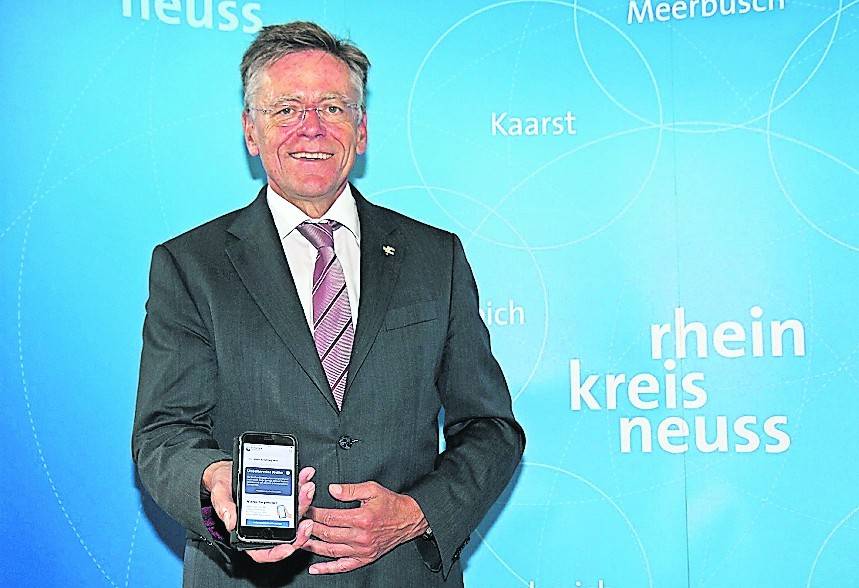  Landrat Hans-Jürgen Petrauschke mit der neuen Corona-Warn-App des Bundes auf seinem Smartphone. 