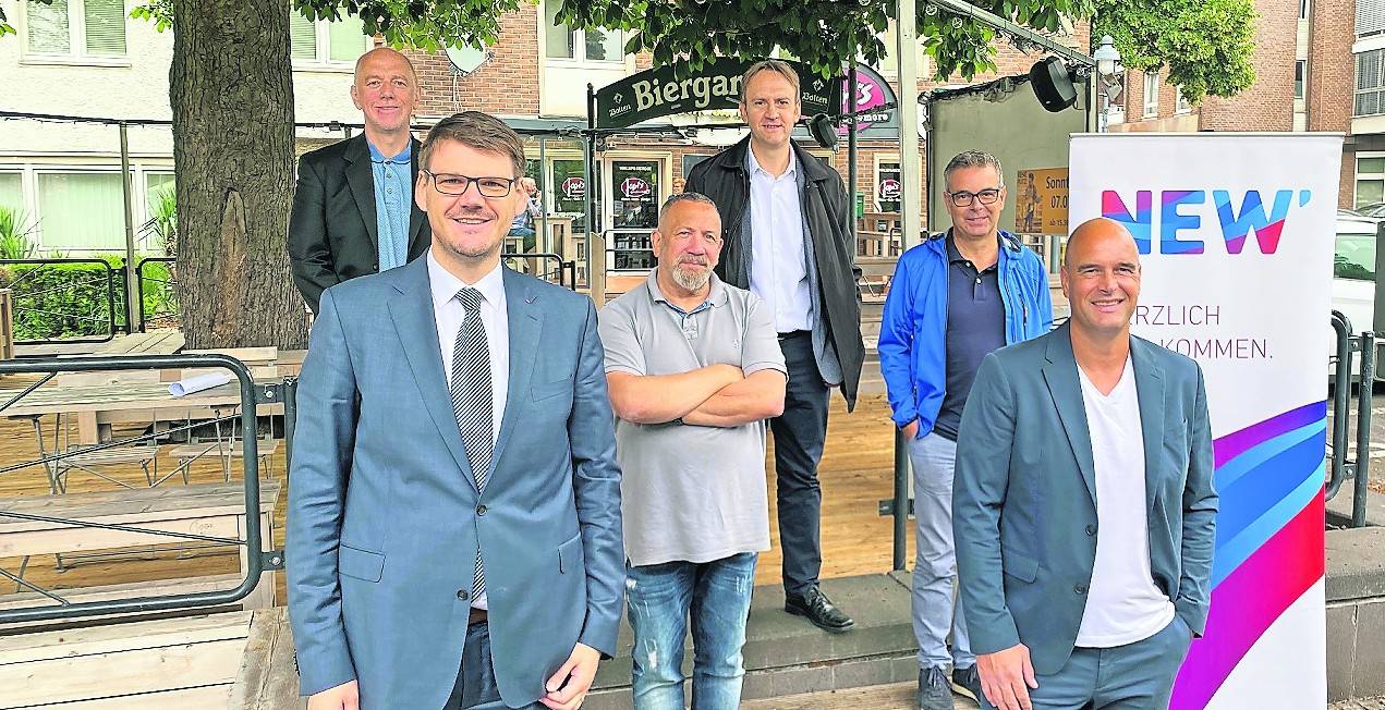  Freuen sich auf die 17. Auflage des Wegberger Kultursommers (v.l.): Mario Kempf (Marketing Stadt Wegberg), Bürgermeister Michael Stock, Peter Jansen (Japi`s Bistro), Ralf Link (KSK Heinsberg), Stadtsprecher Ulrich Lambertz, Patrick Beckers (Marketing NEW). 