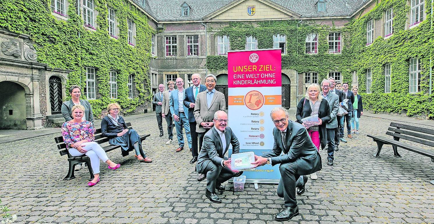 Das Foto zeigt v.l. bei der symbolischen Übergabe des Geldes: Nicola Gawlig, Uta Stricker, Elisabeth Boms, Ralf Greve, Jan Funken, Franz Dierk Meurers, Peter Schlipköter, Huan Nguyen, Hans-Wilhelm Reiners, Ulrich Harnacke, Elisabeth Rademakers,Michael Mayr, Andreas Meyer, Anton Dahlmanns, Jan Kessels und Tonja Sinderhauf.