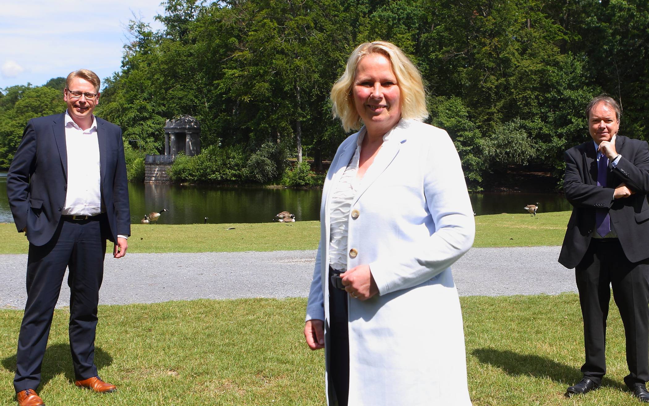  Die CDU Krefeld stellte am Freitag im Stadtwald ihr Wahlkampfprogramm vor (von links): Parteichef Marc Blondin, Oberbürgermeister-Kandidatin Kerstin Jensen sowie Fraktionsvorsitzender Philibert Reuters.					          Foto: Samla 
