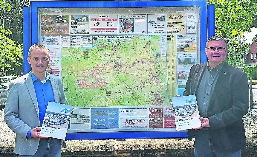 Wirtschaftsförderer Frank Grusen (l.) und Bürgermeister Kalle Wassong präsentieren die neue Broschüre.