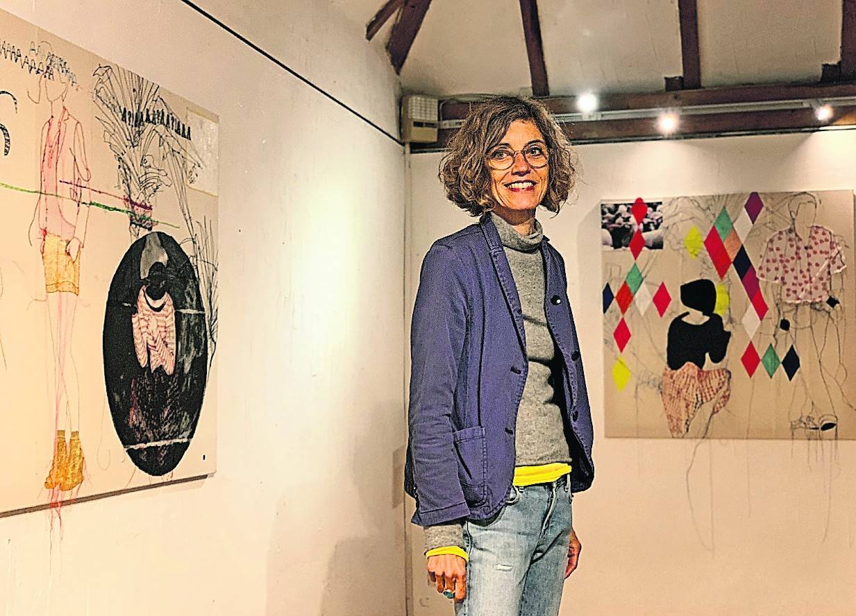 „Bromelie für U.“ so heißt das Werk, das hier links von Claudia Kallscheuer zu sehen ist. Es ist der Mutter der Künstlerin gewidmet und Teil der umfassenden Werkschau, die ab heute im Textilmuseum „Die Scheune“ zu sehen ist. Im Hintergrund: „Wollen Sie mit mir tanzen“.