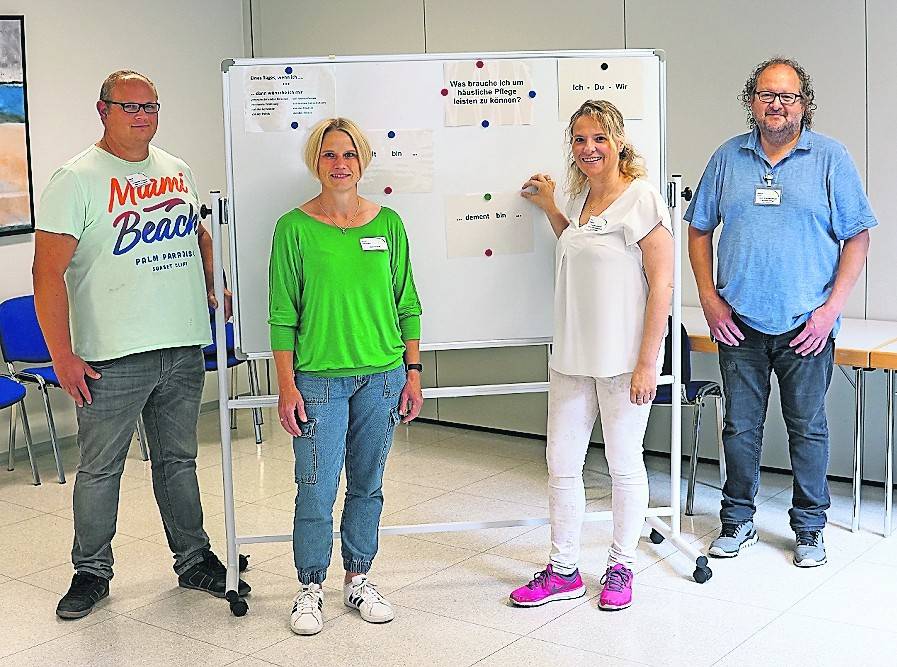 Die Pflegetrainer des Nettetaler Krankenhauses (v.l.): Daniel Krause, Klaudia Hemmers, Sendi Giganti und Helmut Camps.