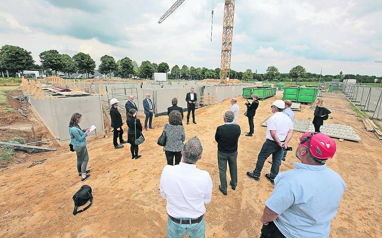 Auf der Baustelle des neuen Kreisarchivs traf man sich am Donnerstag zur Grundsteinlegung. „Bezugsfertig“ soll das neue Gebäude im Februar 2022 sein.