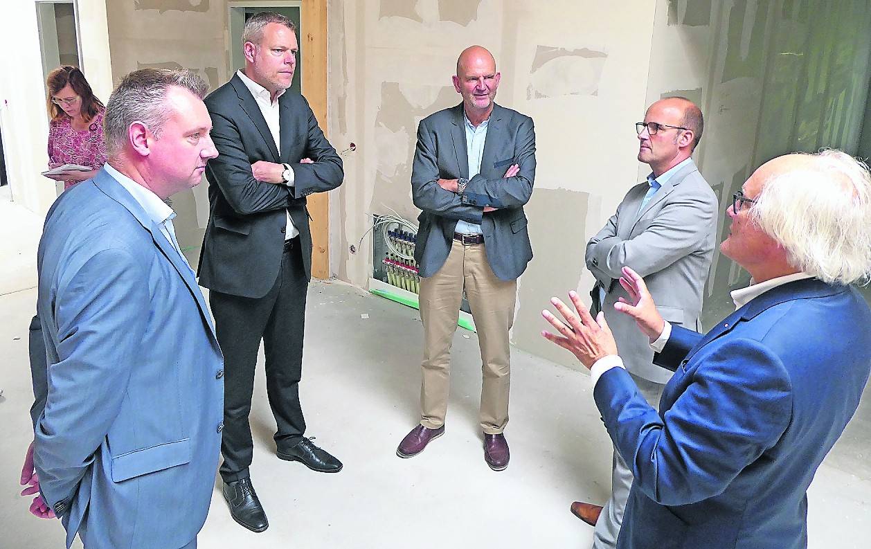  Bei der Ortsbegehung der neuen Kita in dieser Woche waren vor Ort (v.l.): Michael Aach (GWG-Vorstand), Landrat Dr. Andreas Coenen, Planer Dr. Rüdiger Schmitz, DRK-Vorsitzender Thomas Gossen und DRK-Geschäftsführer Detlef Blank. 