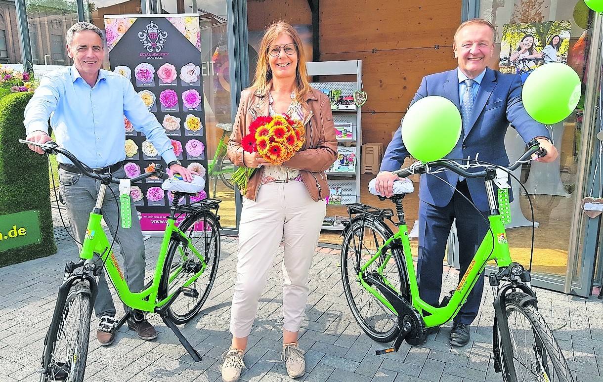 Die Geschäftsführerin des Niederrhein Tourismus, Martina Baumgärtner, mit den Chefs der Wirtschaftsförderung Kreis Kleve, Hans-Josef Kuypers (r.) und der EntwicklungsAgentur Wirtschaft Kreis Wesel, Michael Düchting, am Niederrhein-Pavillon auf der Landesgartenschau in Kamp-Lintfort.